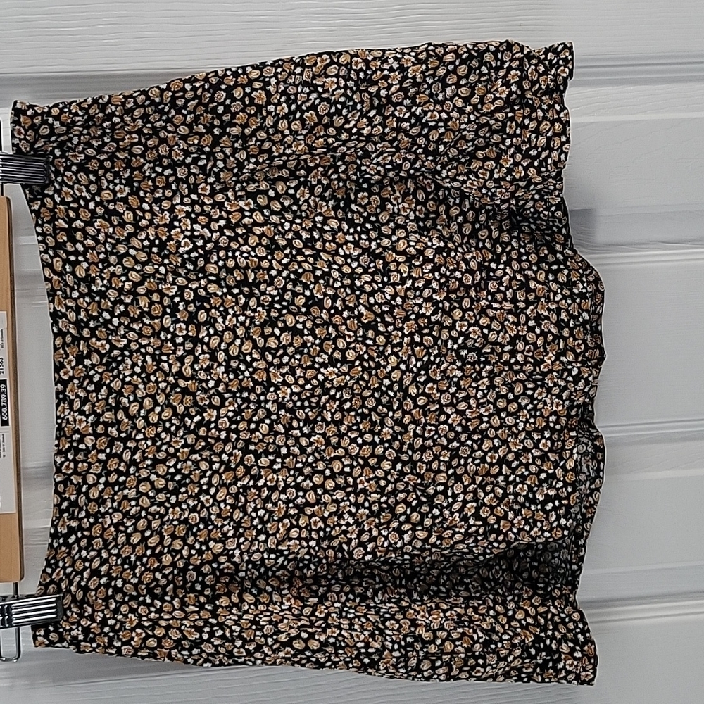 189.  GARAGE skirt size small color black with flowers
